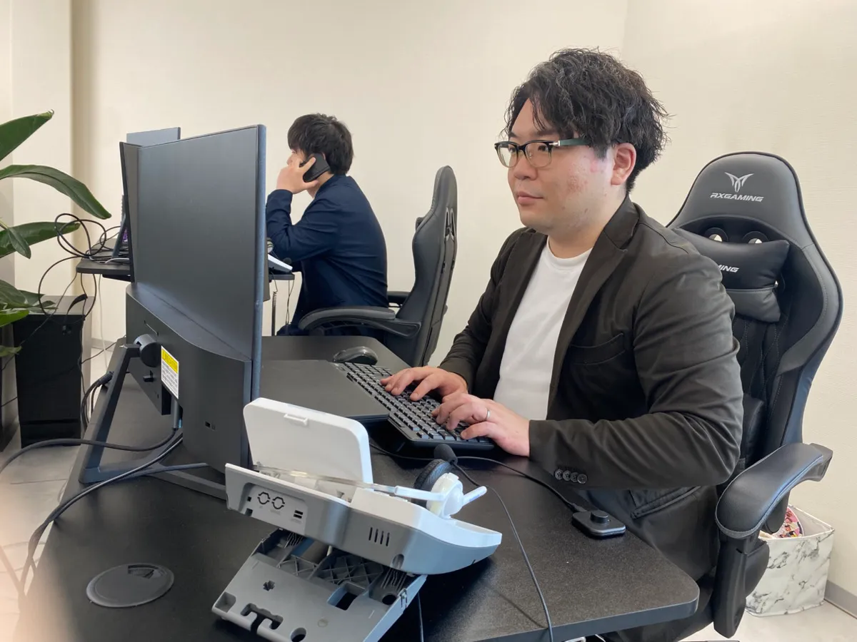 パソコンを使って仕事をする社員