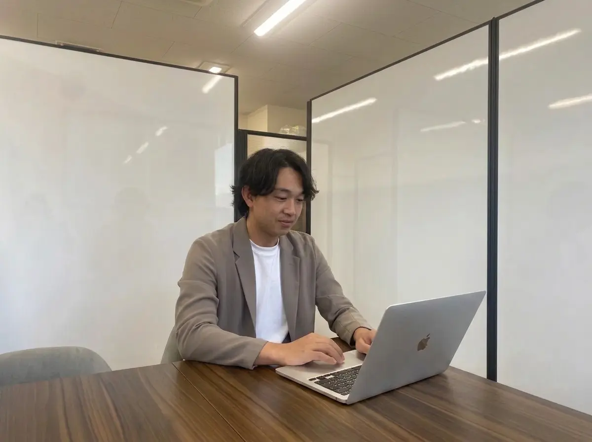 打ち合わせスペースで仕事をする社員
