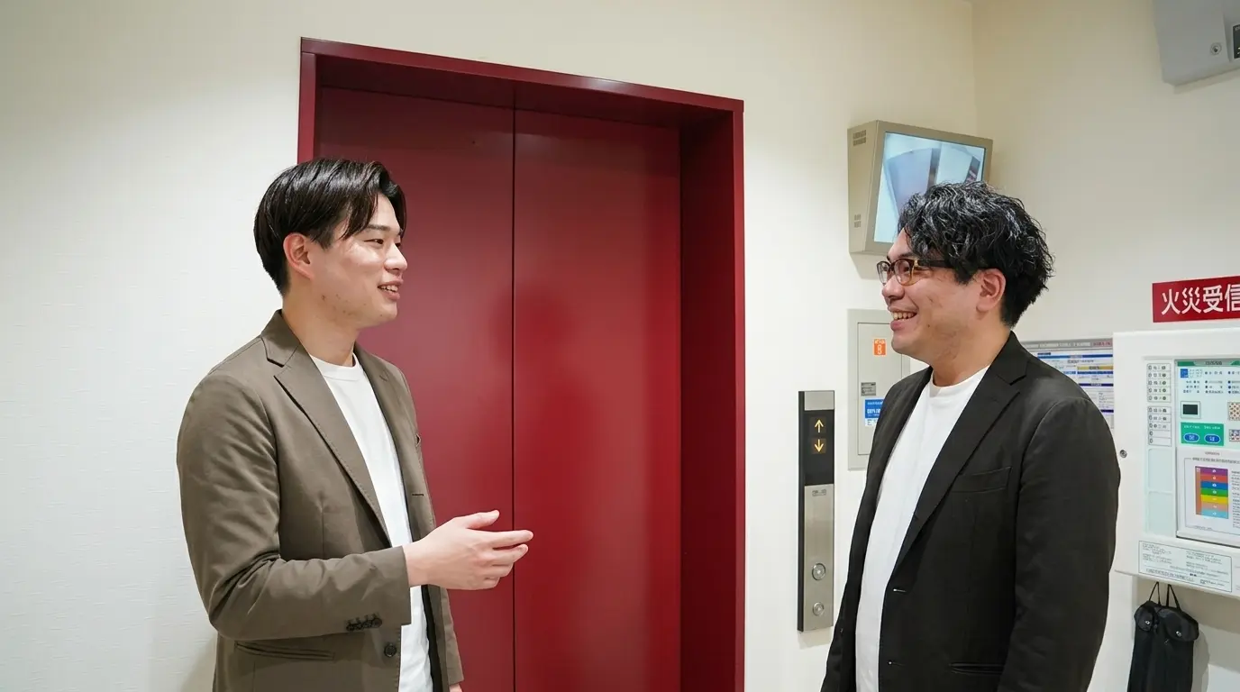 社内で会話する社員
