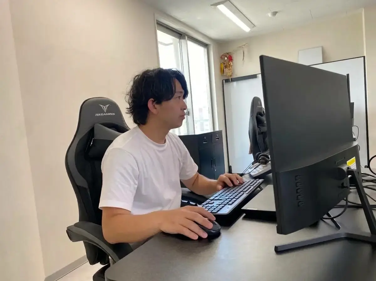 オフィスで仕事をするHYさん