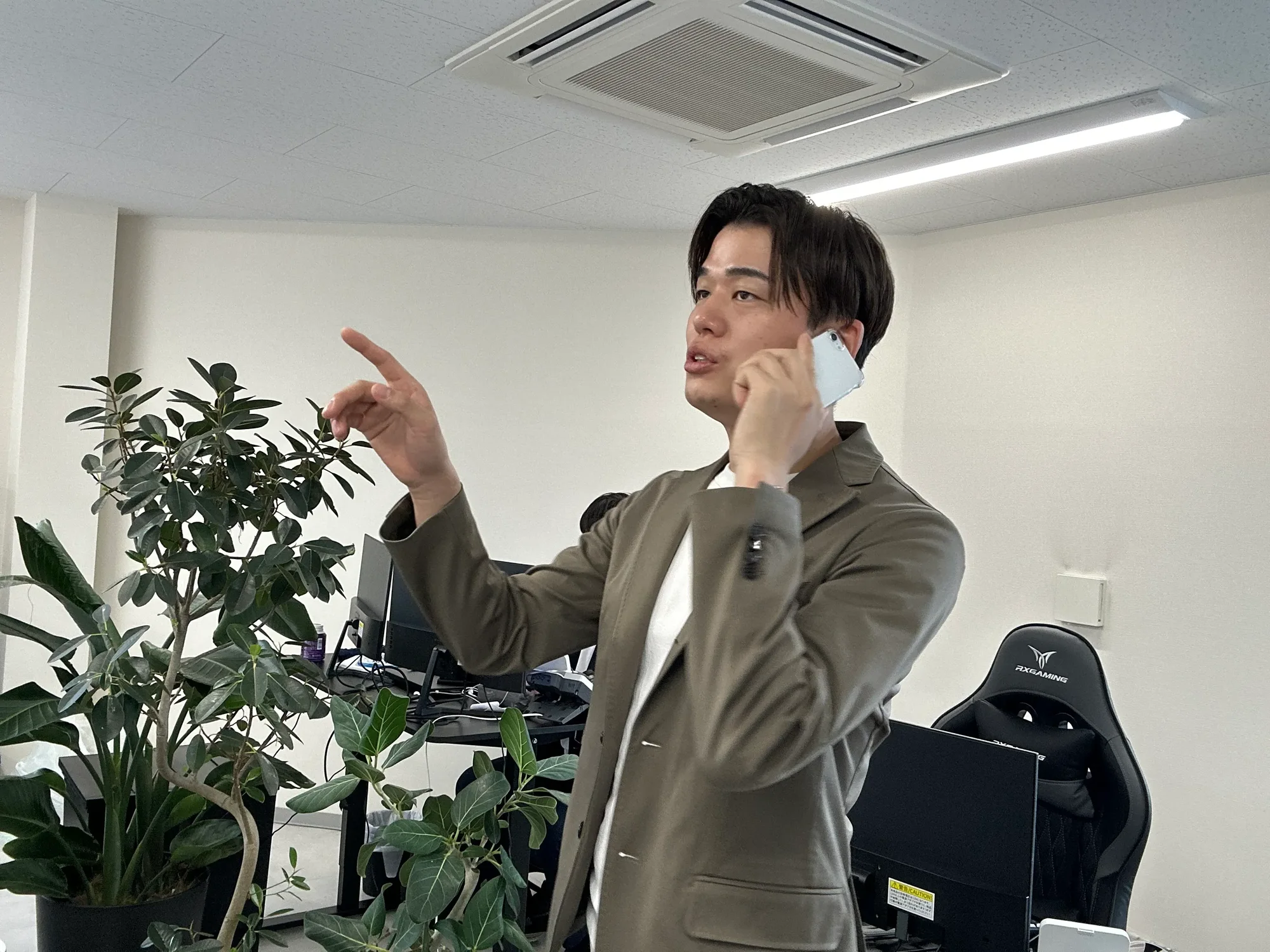電話対応をするKIさん