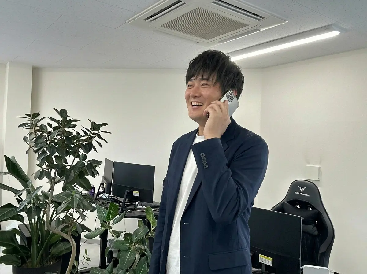電話対応をするSNさん