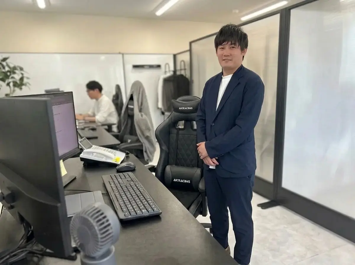 オフィスに立つSNさん
