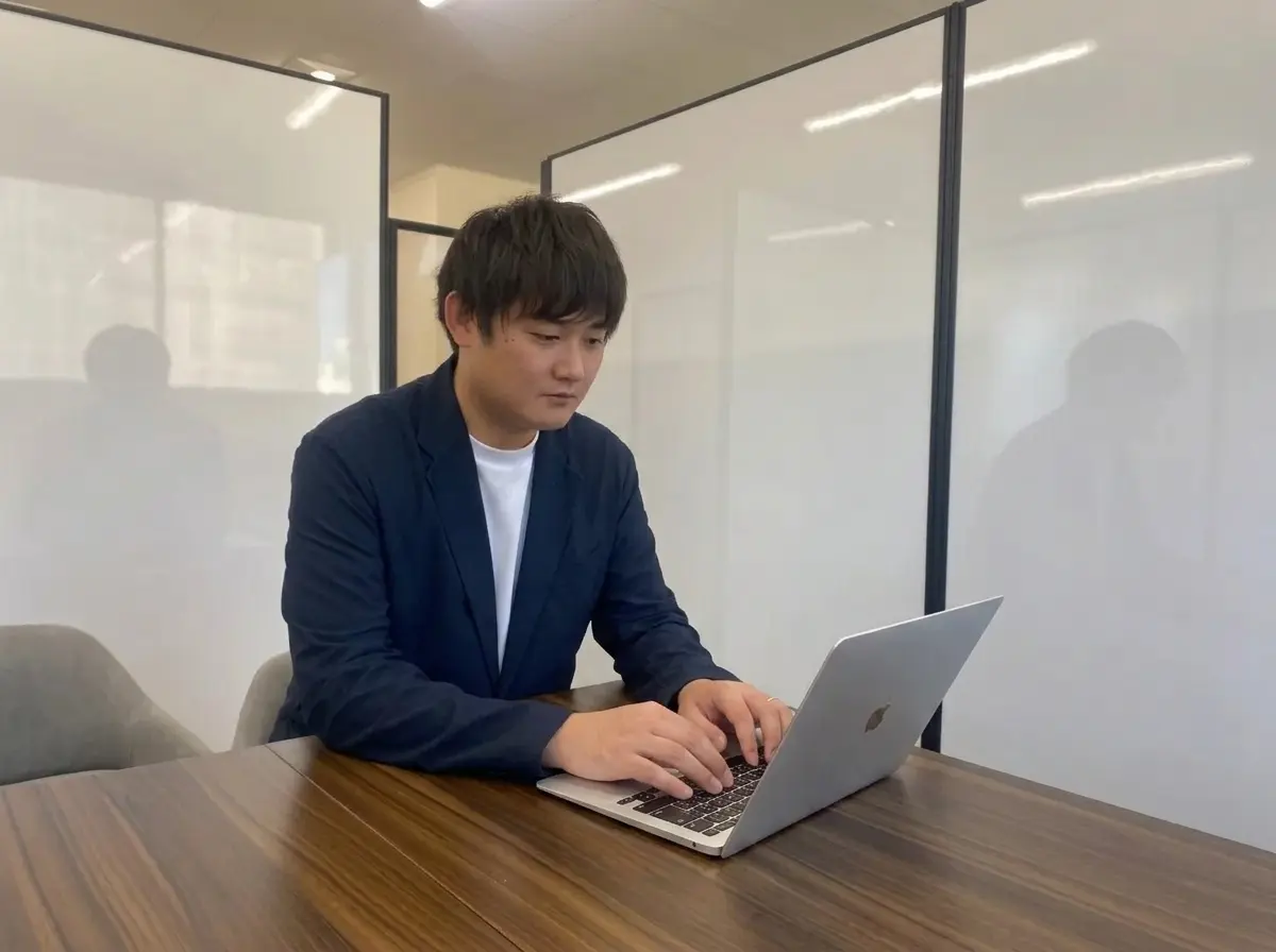 笑顔で話すSNさん