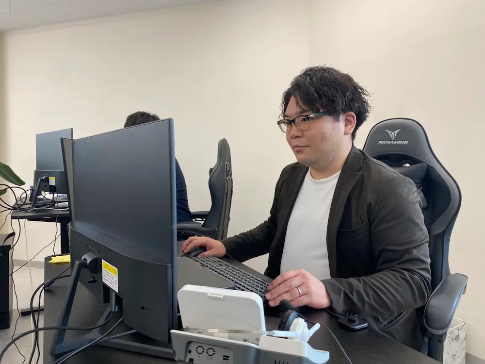 オフィスで仕事をするSSさん